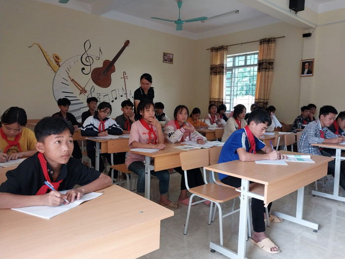 Một giờ trên lớp của cô và trò Trường Phổ thông dân tộc bán trú Trung học cơ sở Khoen On (huyện Than Uyên, tỉnh Lai Châu). (Ảnh: Trang thông tin điện tử huyện Than Uyên) mot-gio-tren-lop-cua-co-va-tro-truong-ptdtbt-thcs-xa-khoen-on.jpg
