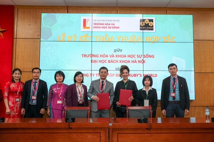 Lễ ký kết thỏa thuận hợp tác giữa Trường Hóa và Khoa học sự sống (Đại học Bách Khoa Hà Nội) và Công ty Trách nhiệm hữu hạn Tập đoàn Ruby’s Word (Hà Nội). (Ảnh: website nhà trường) img_7769.jpg