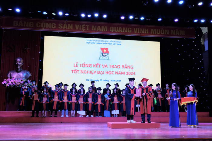 Tấm bằng tốt nghiệp đại học là thành quả ngọt ngào sau 4 năm nỗ lực học tập, rèn luyện của các em sinh viên. GDVN_HF.JPG
