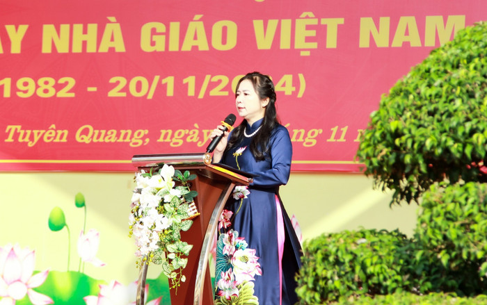 Thạc sĩ Nguyễn Thị Hòa, Bí thư Đảng bộ, Hiệu trưởng Trường Trung học phổ thông Nguyễn Văn Huyên. (Ảnh: website nhà trường) 467662386_594882406222716_4056006750085060887_n.jpg