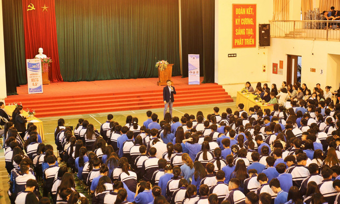 Học sinh Trường Trung học phổ thông Nguyễn Văn Huyên trong buổi trao đổi về kỳ thi đánh giá năng lực và đánh giá tư duy trong tuyển sinh đại học, cao đẳng. (Ảnh: website nhà trường) 432743224_439526568424968_1746153204048648406_n.jpg