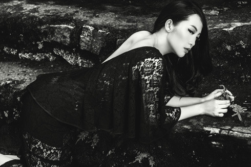 Linh Nga cũng lạ lẫm trong sách ảnh. Linh Nga cũng lạ lẫm trong sách ảnh.