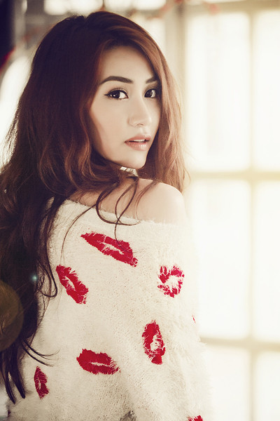 Song song với phim ảnh, Ngân Khánh cũng bỏ tiền đầu tư cho single DVD "Em phải làm sao". Dự án này đã hoàn tất phần thu âm và chuẩn bị quay clip. Song song với phim ảnh, Ngân Khánh cũng bỏ tiền đầu tư cho single DVD "Em phải làm sao". Dự án này đã hoàn tất phần thu âm và chuẩn bị quay clip.