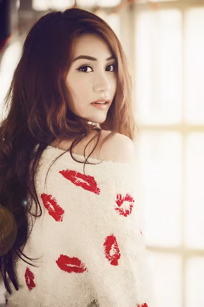 Song song với phim ảnh, Ngân Khánh cũng bỏ tiền đầu tư cho single DVD "Em phải làm sao". Dự án này đã hoàn tất phần thu âm và chuẩn bị quay clip.