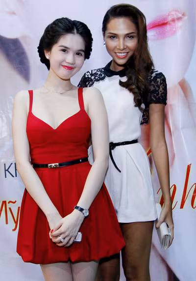 Minh Triệu chúc mừng Ngọc Trinh trở thành bà chủ. Minh Triệu chúc mừng Ngọc Trinh trở thành bà chủ.