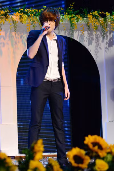 Bùi Anh Tuấn hát liền một lúc hai ca khúc. Anh được khán giả ủng hộ nhiệt tình.