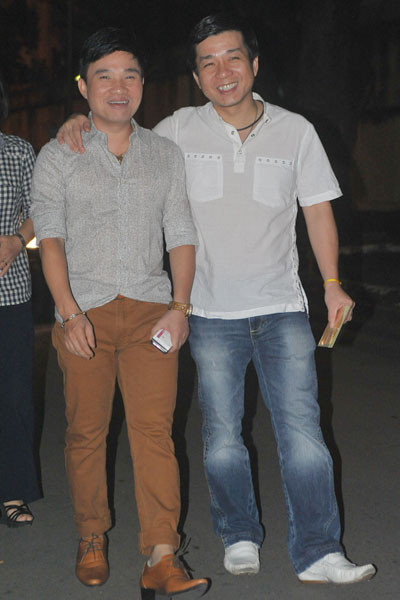 Ca sĩ Quang Linh (trái) đến ủng hộ người đồng nghiệp từ thời Làn Sóng Xanh ngày nào. Đi bên cạnh anh là đạo diễn Đoàn Minh Tuấn. Ca sĩ Quang Linh (trái) đến ủng hộ người đồng nghiệp từ thời Làn Sóng Xanh ngày nào. Đi bên cạnh anh là đạo diễn Đoàn Minh Tuấn.