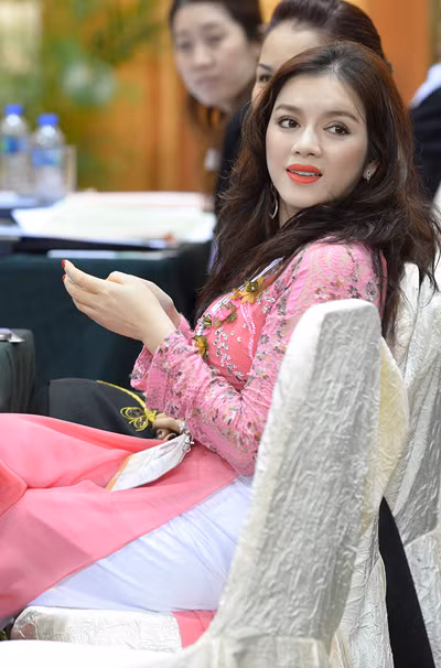 Cô được nhà thiết kế Võ Việt Chung may riêng cho nhiều bộ áo dài với màu sắc và kiểu dáng khác nhau, nhằm quảng bá hình ảnh của Việt Nam tại sự kiện thể thao quan trọng này. Cô được nhà thiết kế Võ Việt Chung may riêng cho nhiều bộ áo dài với màu sắc và kiểu dáng khác nhau, nhằm quảng bá hình ảnh của Việt Nam tại sự kiện thể thao quan trọng này.