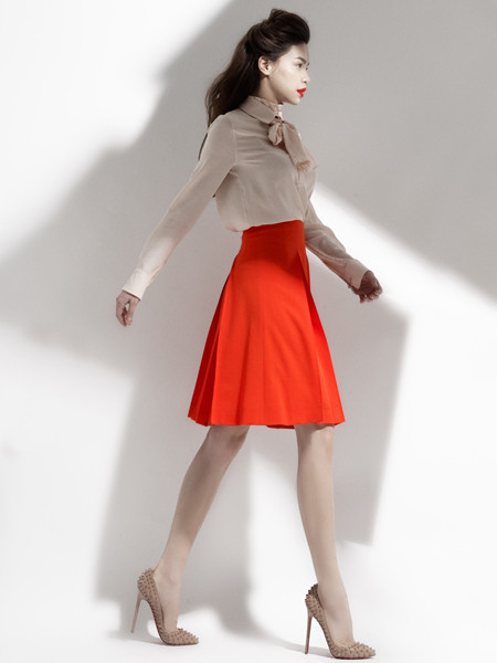 ...lúc lại rất dịu dàng. Với gout ăn mặc tinh tế, mang tính thẩm mỹ cao, Hồ Ngọc Hà được gọi tên "Fashion Icon" trong bài viết của số tạp chí đặc biệt này.