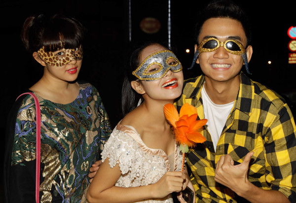 Bảo Trâm, Hoàng Quyên và Thanh Tùng cùng hóa trang trong đêm hội. Bảo Trâm, Hoàng Quyên và Thanh Tùng cùng hóa trang trong đêm hội.