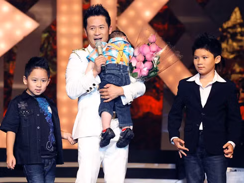 Nam ca sĩ tự hào về các cậu con trai của mình.