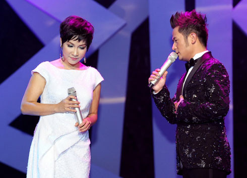 Mỹ Linh và Bằng Kiều từng một thời yêu nhau trong âm nhạc. Cả hai được khen là tạo thành cặp dễ thương khi lại cùng song ca trên sân khấu quê nhà sau hơn 10 năm xa cách. undefined