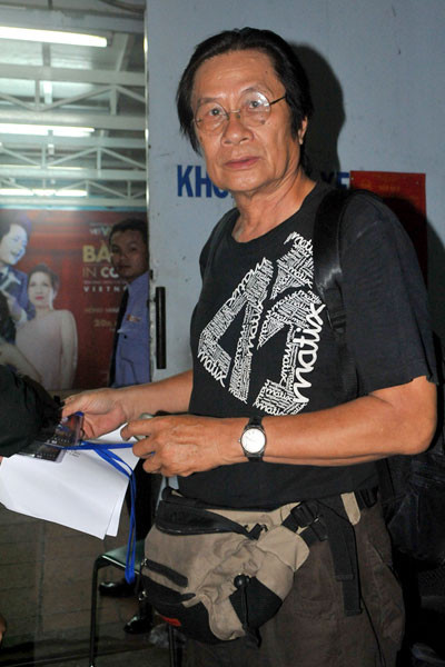 Nhạc sĩ Dương Thụ, người ảnh hưởng nhiều đến con đường ca hát của Bằng Kiều, có mặt để chúc mừng đêm vui của anh. Ông cũng vào hậu trường để cổ vũ tinh thần anh. Nhạc sĩ Dương Thụ, người ảnh hưởng nhiều đến con đường ca hát của Bằng Kiều, có mặt để chúc mừng đêm vui của anh. Ông cũng vào hậu trường để cổ vũ tinh thần anh.