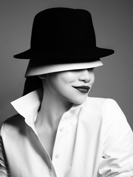 Make-up: Nguyễn Hùng. Làm tóc: Hùng Max.