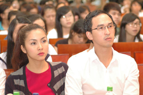 Cô rất chăm chú lắng nghe bố chồng chia sẻ bên cạnh Louis Nguyễn Cô rất chăm chú lắng nghe bố chồng chia sẻ bên cạnh Louis Nguyễn