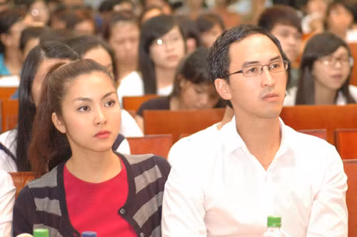 Cô rất chăm chú lắng nghe bố chồng chia sẻ bên cạnh Louis Nguyễn Cô rất chăm chú lắng nghe bố chồng chia sẻ bên cạnh Louis Nguyễn