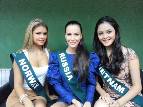 Gương mặt trong sáng cùng nụ cười ngọt ngào của Hoàng Anh được thí sinh Na Uy và Nga khen ngợi.