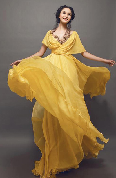 Trong bộ ảnh chụp trước ngày thi, nó được là ủi rất kỹ nên có được độ mịn, sáng mềm mại.