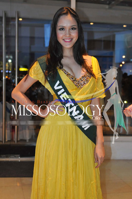 Tuy nhiên, khi bước vào phần thi quan trọng, Hoàng Anh lại chấp nhận mặc nguyên chiếc váy như thể vừa được lấy từ vali ra mà không hề là lượt.