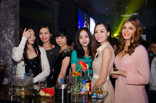 Andrea đi cùng Nguyễn Hồng Nhung (Top 10 Hoa hậu Việt Nam 2008 - thứ hai từ phải sang) và một số người bạn gái. Andrea đi cùng Nguyễn Hồng Nhung (Top 10 Hoa hậu Việt Nam 2008 - thứ hai từ phải sang) và một số người bạn gái.