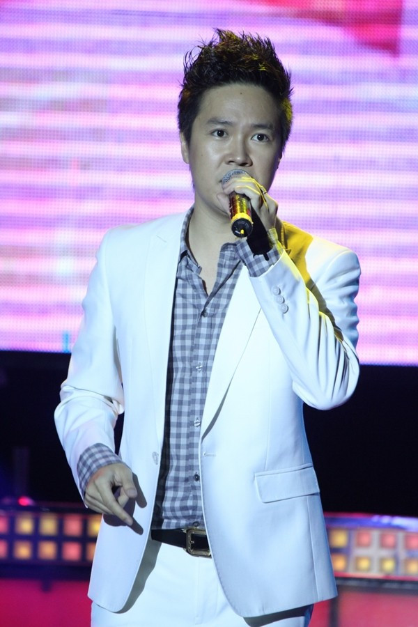 Đêm diễn của Lê Hiếu đã thu hút khán giả bởi những khoảnh khắc âm nhạc đầy ngọt ngào mà anh mang đến. Đêm diễn của Lê Hiếu đã thu hút khán giả bởi những khoảnh khắc âm nhạc đầy ngọt ngào mà anh mang đến.