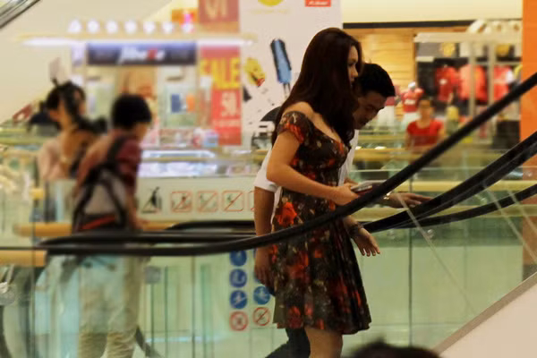 Cô không chia sẻ nhiều về mối quan hệ tình cảm với Phillip, mà chỉ nói họ là những người bạn.