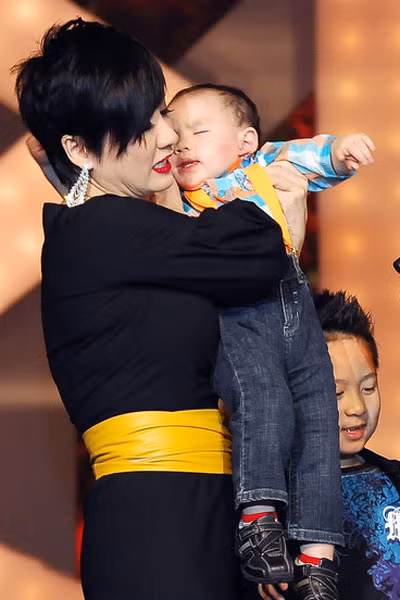 Trong nhạc phẩm Chuyện lạ, Bằng Kiều đã bộc bạch tất cả rung cảm sâu lắng, yêu thương mà anh dành cho người yêu của anh, cũng chính là vợ anh sau này và là mẹ của 3 con trai anh - ca sĩ Trizzie Phương Trinh.