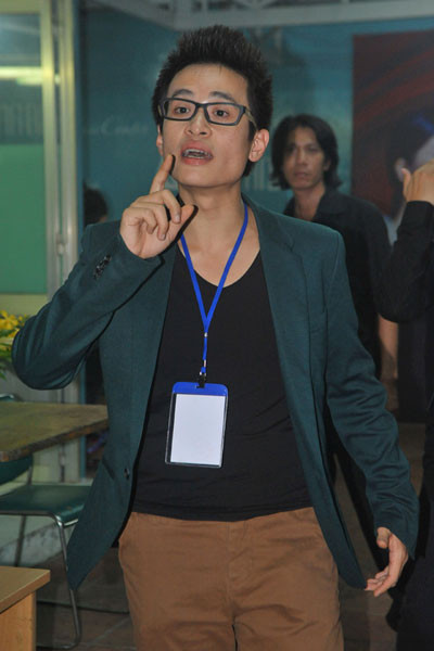 Trong hậu trường, Hà Anh Tuấn cũng tất bật. Trong hậu trường, Hà Anh Tuấn cũng tất bật.