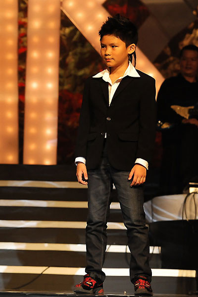 Beckham năm nay 9 tuổi, đang học lớp 4. Cậu có năng khiếu về nghệ thuật như nhảy, làm xiếc, đánh đàn và võ thuật. Beckham tự học những điệu nhảy trên Youtube và thuộc rất nhiều bài hát của Michael Jackson.