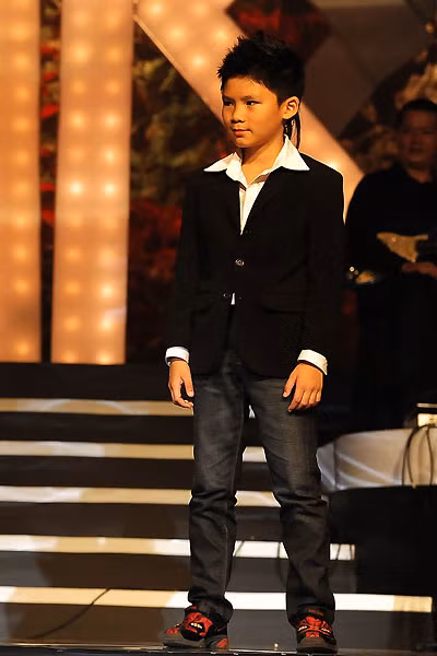 Beckham năm nay 9 tuổi, đang học lớp 4. Cậu có năng khiếu về nghệ thuật như nhảy, làm xiếc, đánh đàn và võ thuật. Beckham tự học những điệu nhảy trên Youtube và thuộc rất nhiều bài hát của Michael Jackson.