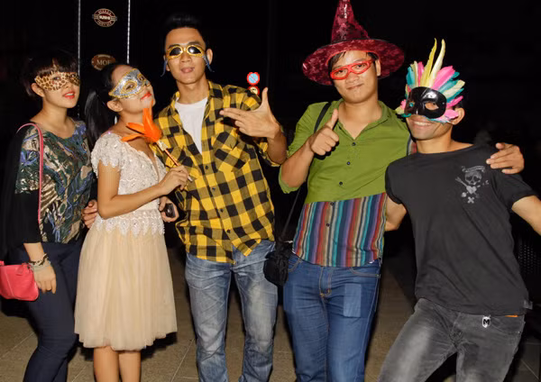 Họ đã có một đêm vui chơi thật thoải mái và thư giãn. Họ đã có một đêm vui chơi thật thoải mái và thư giãn.