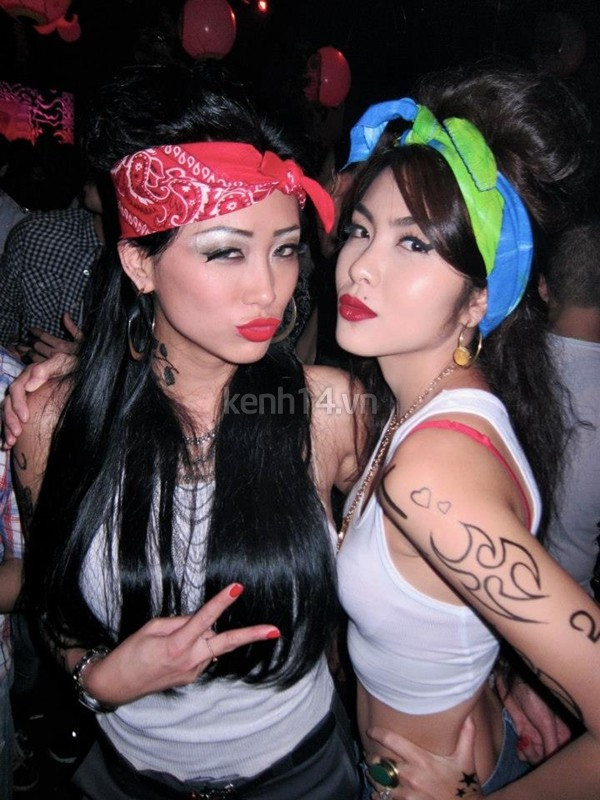 Cô vui vẻ tạo dáng bên một người bạn. Cô vui vẻ tạo dáng bên một người bạn.