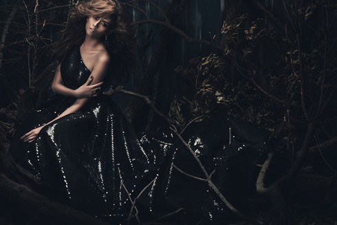 Các người mẫu trong sách ảnh cũng trình diễn trong đêm thời trang. Một hình ảnh vô cùng ấn tượng của siêu mẫu Hoàng Yến. Các người mẫu trong sách ảnh cũng trình diễn trong đêm thời trang. Một hình ảnh vô cùng ấn tượng của siêu mẫu Hoàng Yến.