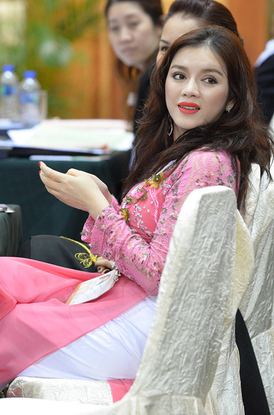 Cô được nhà thiết kế Võ Việt Chung may riêng cho nhiều bộ áo dài với màu sắc và kiểu dáng khác nhau, nhằm quảng bá hình ảnh của Việt Nam tại sự kiện thể thao quan trọng này. Cô được nhà thiết kế Võ Việt Chung may riêng cho nhiều bộ áo dài với màu sắc và kiểu dáng khác nhau, nhằm quảng bá hình ảnh của Việt Nam tại sự kiện thể thao quan trọng này.