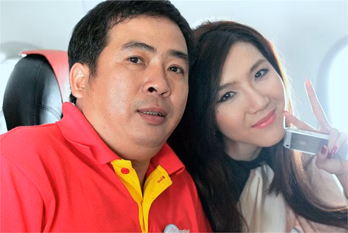 Vị đạo diễn này mới đây được biết đến là người lên tiếng phản pháo doanh nhân Chung Minh để giữ uy tín cho ekip nhạc sĩ Nguyễn Văn Chung trong vụ lùm xùm tiền tài trợ show diễn giữa đôi bên. Vị đạo diễn này mới đây được biết đến là người lên tiếng phản pháo doanh nhân Chung Minh để giữ uy tín cho ekip nhạc sĩ Nguyễn Văn Chung trong vụ lùm xùm tiền tài trợ show diễn giữa đôi bên.