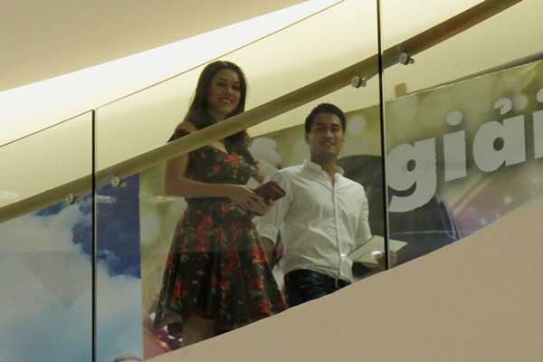 Tối 15/11, Á hậu Hoàng My bất ngờ xuất hiện tại buổi công chiếu phim Hừng đông cùng bạn trai là Phillip Nguyễn.