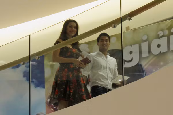 Tối 15/11, Á hậu Hoàng My bất ngờ xuất hiện tại buổi công chiếu phim Hừng đông cùng bạn trai là Phillip Nguyễn.