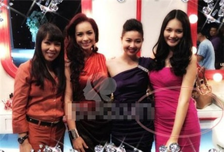 Cận cảnh bụng bầu 5 tháng của Hương Giang, mặc dù bụng khá lớn nhưng cô vẫn mặc váy băng quấn ôm sát. Cận cảnh bụng bầu 5 tháng của Hương Giang, mặc dù bụng khá lớn nhưng cô vẫn mặc váy băng quấn ôm sát.