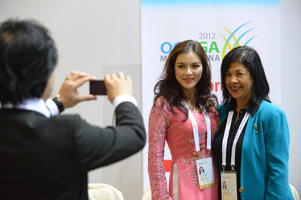 Cô vui vẻ chụp ảnh kỷ niệm với các quan khách sau khi kết thúc buổi bỏ phiếu. Cô vui vẻ chụp ảnh kỷ niệm với các quan khách sau khi kết thúc buổi bỏ phiếu.