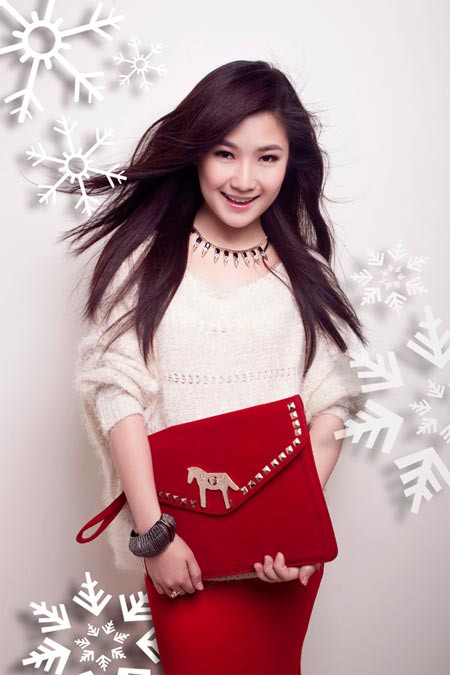 Túi cầm tay bản to đinh tán đang được nhiều bạn nữ yêu thích, và Hương Tràm đã nhanh chóng cập nhật xu hướng này.