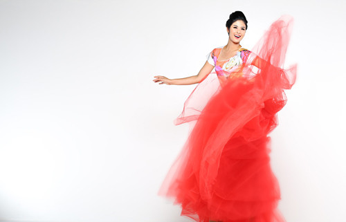 Tạo dáng linh hoạt trước ống kính, chỉ trong nháy mắt, với sự trợ giúp của stylist Mun Nguyễn, trong trang phục của NTK Võ Công Khanh, hoa hậu Ngọc Hân đã có được những bức ảnh ấn tượng. Tạo dáng linh hoạt trước ống kính, chỉ trong nháy mắt, với sự trợ giúp của stylist Mun Nguyễn, trong trang phục của NTK Võ Công Khanh, hoa hậu Ngọc Hân đã có được những bức ảnh ấn tượng.