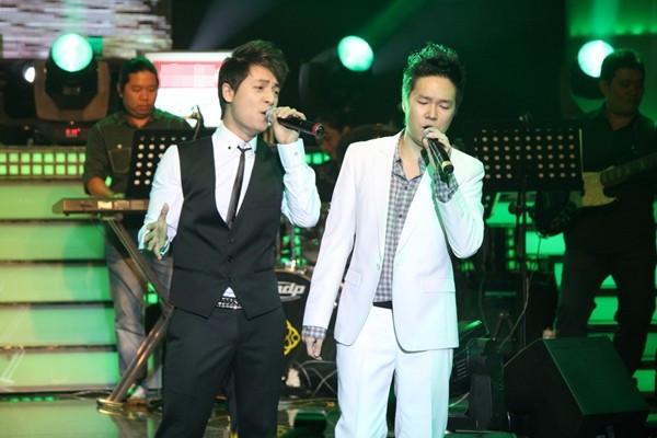 Vốn là bạn bè thân thiết đã 10 năm qua nhưng đây là lần đầu tiên cả hai có dịp kết hợp khi Đăng Khôi chính thức trở lại sân khấu sau một thời gian vắng bóng. Vốn là bạn bè thân thiết đã 10 năm qua nhưng đây là lần đầu tiên cả hai có dịp kết hợp khi Đăng Khôi chính thức trở lại sân khấu sau một thời gian vắng bóng.