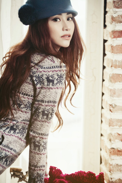 Được Trịnh Thăng Bình viết tặng riêng cho quãng thời gian gặp nhiều sóng gió, Ngân Khánh đặt rất nhiều tâm huyết cho single sắp tới. Cô hy vọng, khán giả sẽ nhìn nhận khả năng ca hát của cô. Được Trịnh Thăng Bình viết tặng riêng cho quãng thời gian gặp nhiều sóng gió, Ngân Khánh đặt rất nhiều tâm huyết cho single sắp tới. Cô hy vọng, khán giả sẽ nhìn nhận khả năng ca hát của cô.