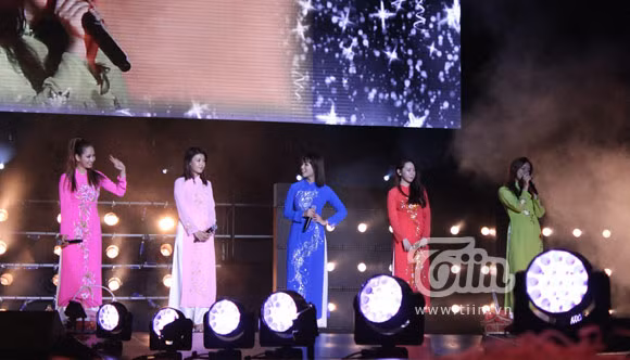 Họ đã khiến các fan cảm thấy gần gũi hơn khi khoác lên mình trang phục truyền thống của Việt Nam.