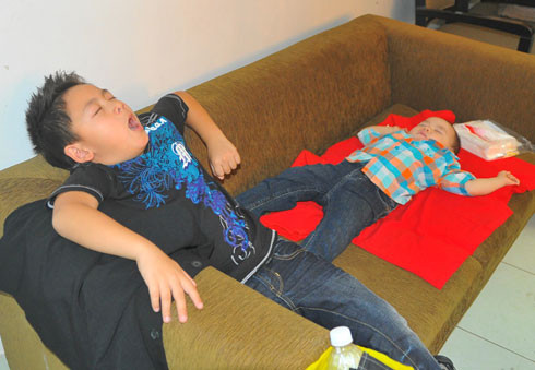 Phía trong cánh gà, cậu con trai giữa và bé út nhà Bằng Kiều ngủ ngon lành trên salon trong lúc bố hát. Phía trong cánh gà, cậu con trai giữa và bé út nhà Bằng Kiều ngủ ngon lành trên salon trong lúc bố hát.