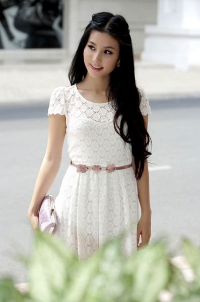 Người đẹp sinh năm 1991 nhanh chóng trở thành gương mặt quen thuộc trong làng giải trí nhờ nhan sắc tươi trẻ đầy cuốn hút. Người đẹp sinh năm 1991 nhanh chóng trở thành gương mặt quen thuộc trong làng giải trí nhờ nhan sắc tươi trẻ đầy cuốn hút.