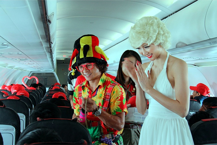 Cách đây ít lâu, cô còn có màn hóa trang thành Lady Gaga trên máy bay.