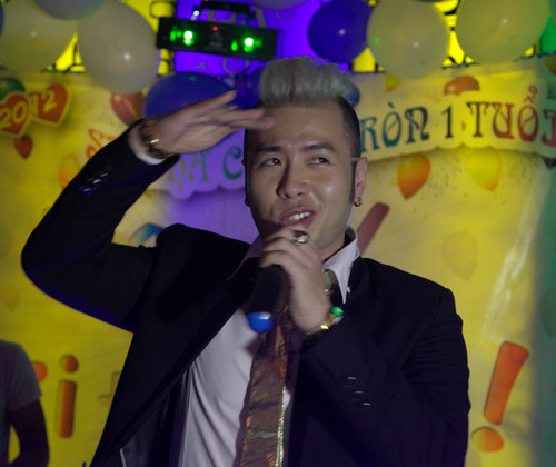 Akira Phan cháy hết mình khi liên tục được yêu cầu trình diễn những bản hit đình đám của anh. Dù đã thấm mệt nhưng nam ca sĩ vẫn chiều lòng người hâm mộ. Akira Phan cháy hết mình khi liên tục được yêu cầu trình diễn những bản hit đình đám của anh. Dù đã thấm mệt nhưng nam ca sĩ vẫn chiều lòng người hâm mộ.