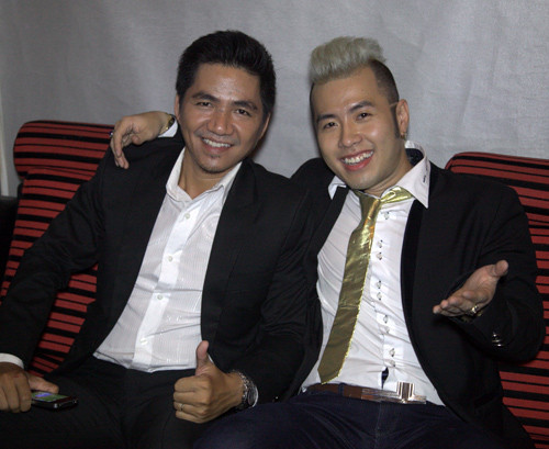 Anh chụp ảnh cùng các cổ đông và những người bạn thân thiết. Anh chụp ảnh cùng các cổ đông và những người bạn thân thiết.