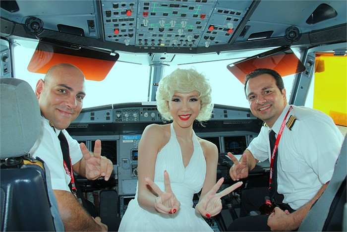 Phi hành đoàn cũng vui vẻ chụp hình với cô người mẫu nổi tiếng trong hình ảnh khác lạ này.